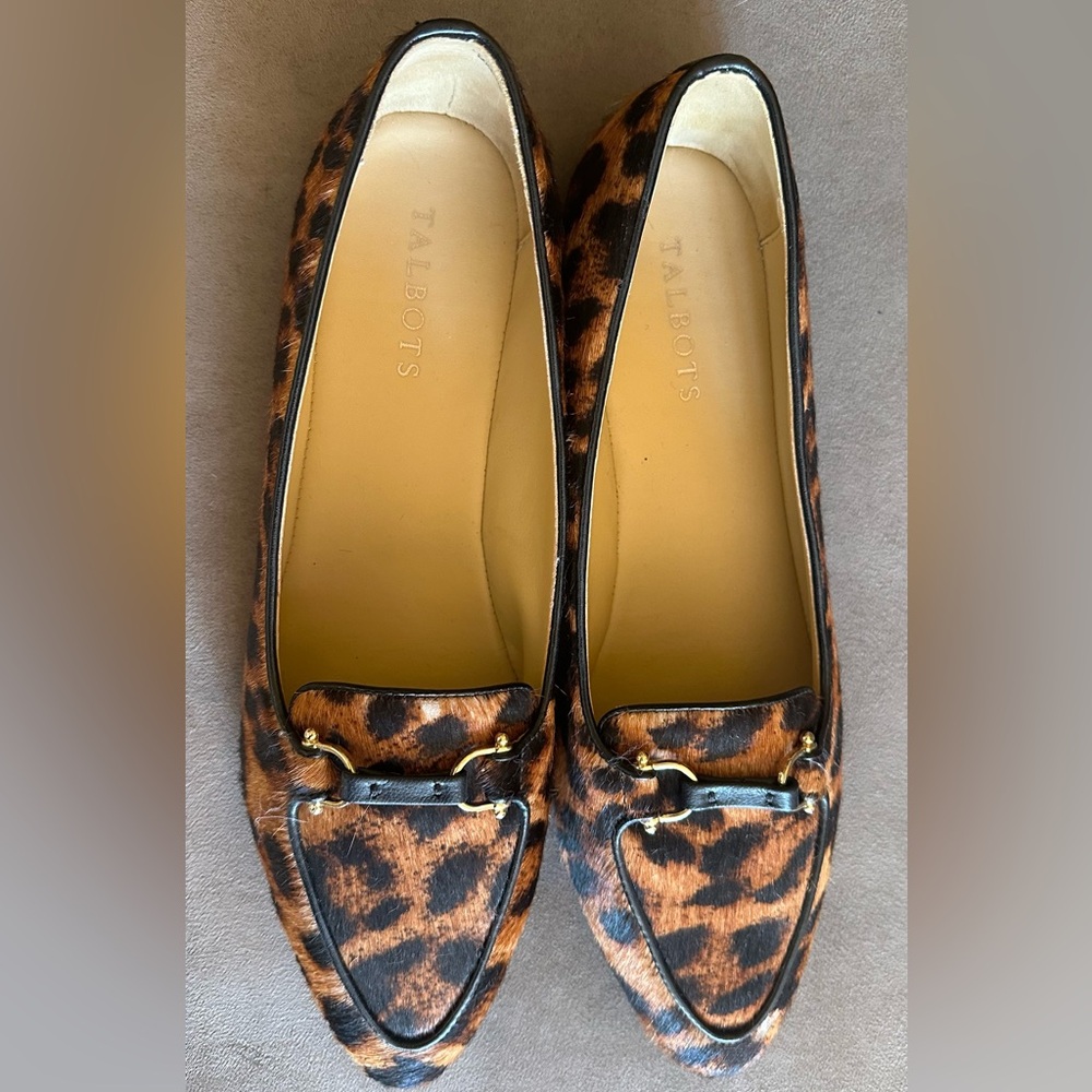Beautiful leopard print loafers 
Feel like real fur